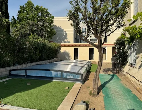Piscine couverte dans un jardin ensoleillé