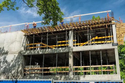 Chantier de construction avec échafaudages et ouvriers