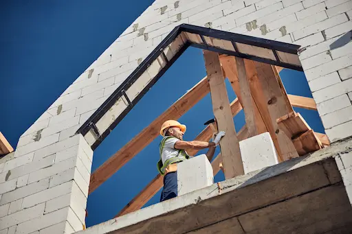 courtage pour construction neuve avec innova solution ouvrier sur un chantier de construction en hauteur