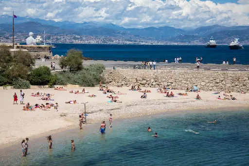 plage de sable avec baigneurs