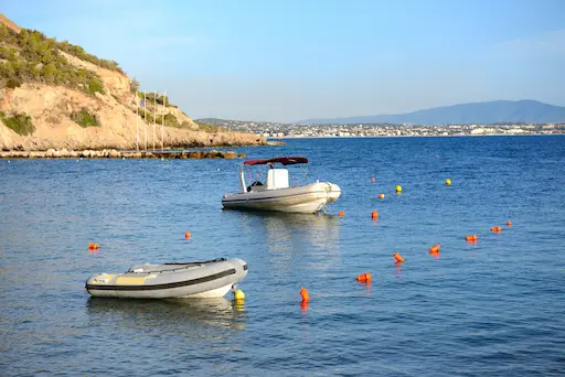 2 bateaux zodiac sur la mer