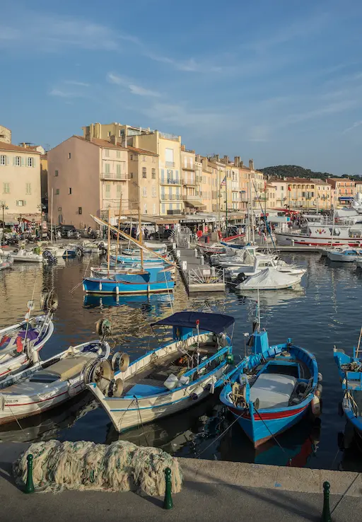 vue sur un port avec des petits voiliers