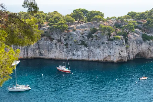 vue sur une calanque avec des bateaux