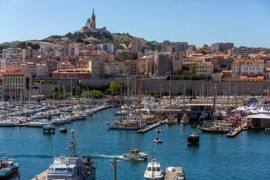 Port de Marseille avec bateaux et basilique.