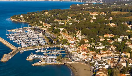 Vue aérienne du port et village côtier pittoresque.