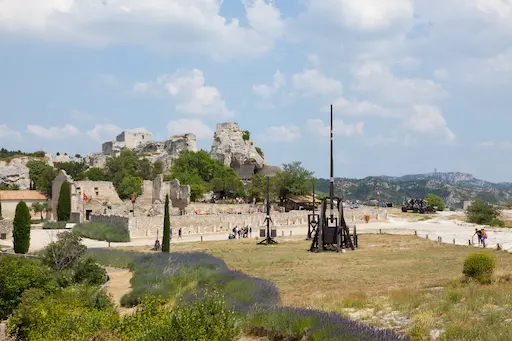 vue sur un village avec catapulte