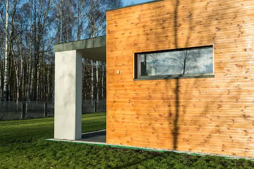 Maison moderne avec façade en bois.