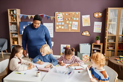 Élèves et professeur en activité en classe colorée.