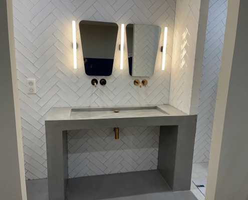 Salle de bain moderne avec lavabo béton