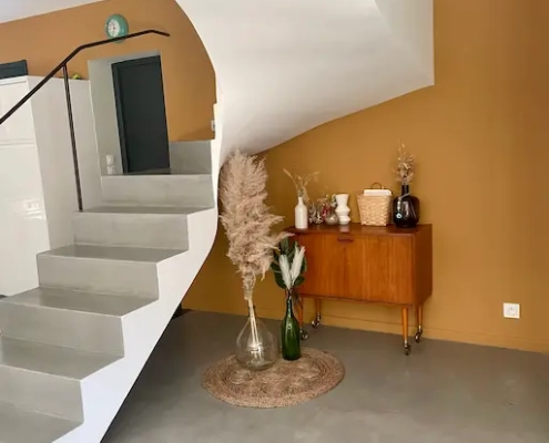 Escalier moderne et console en bois dans l'entrée