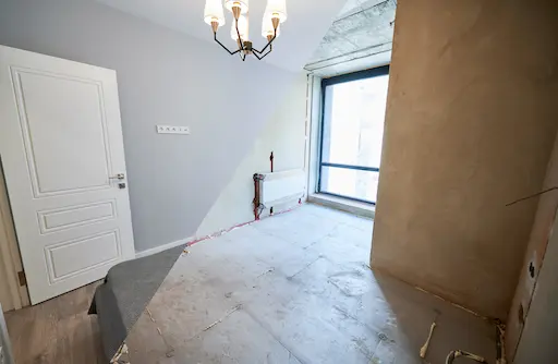 vue divisée en 2 sur une pièce rénovée avant / après