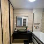 Salle de bain moderne avec lavabo et baignoire.