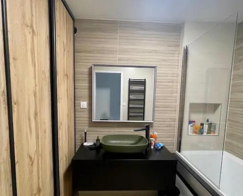 Salle de bain moderne avec lavabo et baignoire.