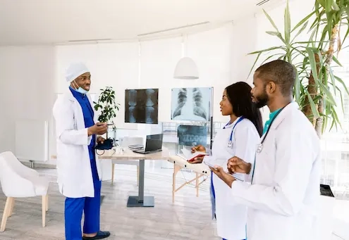Médecins discutant d'analyses médicales dans un bureau.