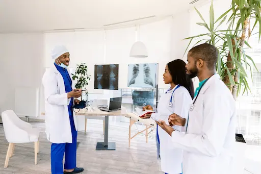 Médecins discutant d'analyses médicales dans un bureau.