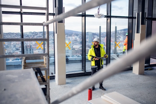 Travailleur vérifiant un chantier en hauteur.