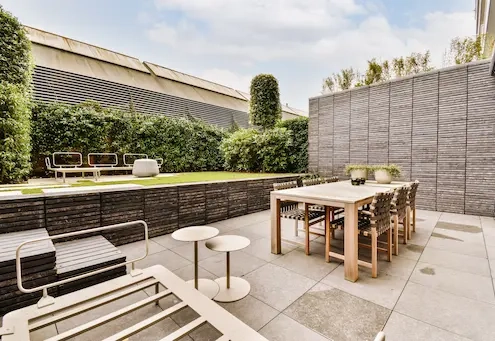 Terrasse moderne avec table et chaises.