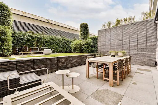 Terrasse moderne avec table et chaises.