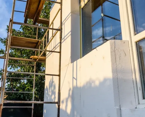 vue sur mur d'une maison en rénovation avec échaffaudage
