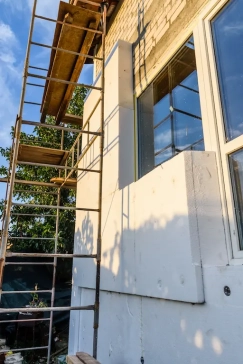 vue sur mur d'une maison en rénovation avec échaffaudage