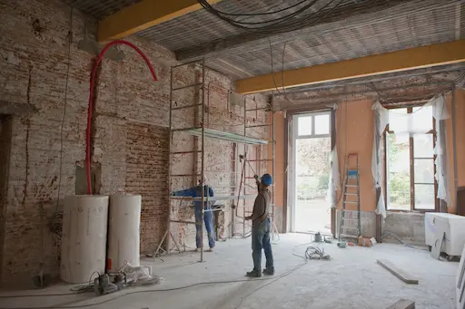 Rénovation intérieure avec échafaudages et ouvriers.