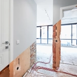 Montage avant-après d’un intérieur en rénovation, avec murs en briques et réseaux apparents face aux finitions blanches.